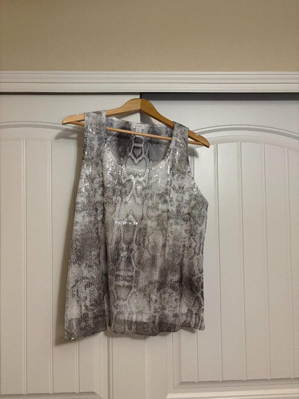 Chico's Snakeskin Print Tank Top Size 2 US Large Sleeveless Sequin White Gray